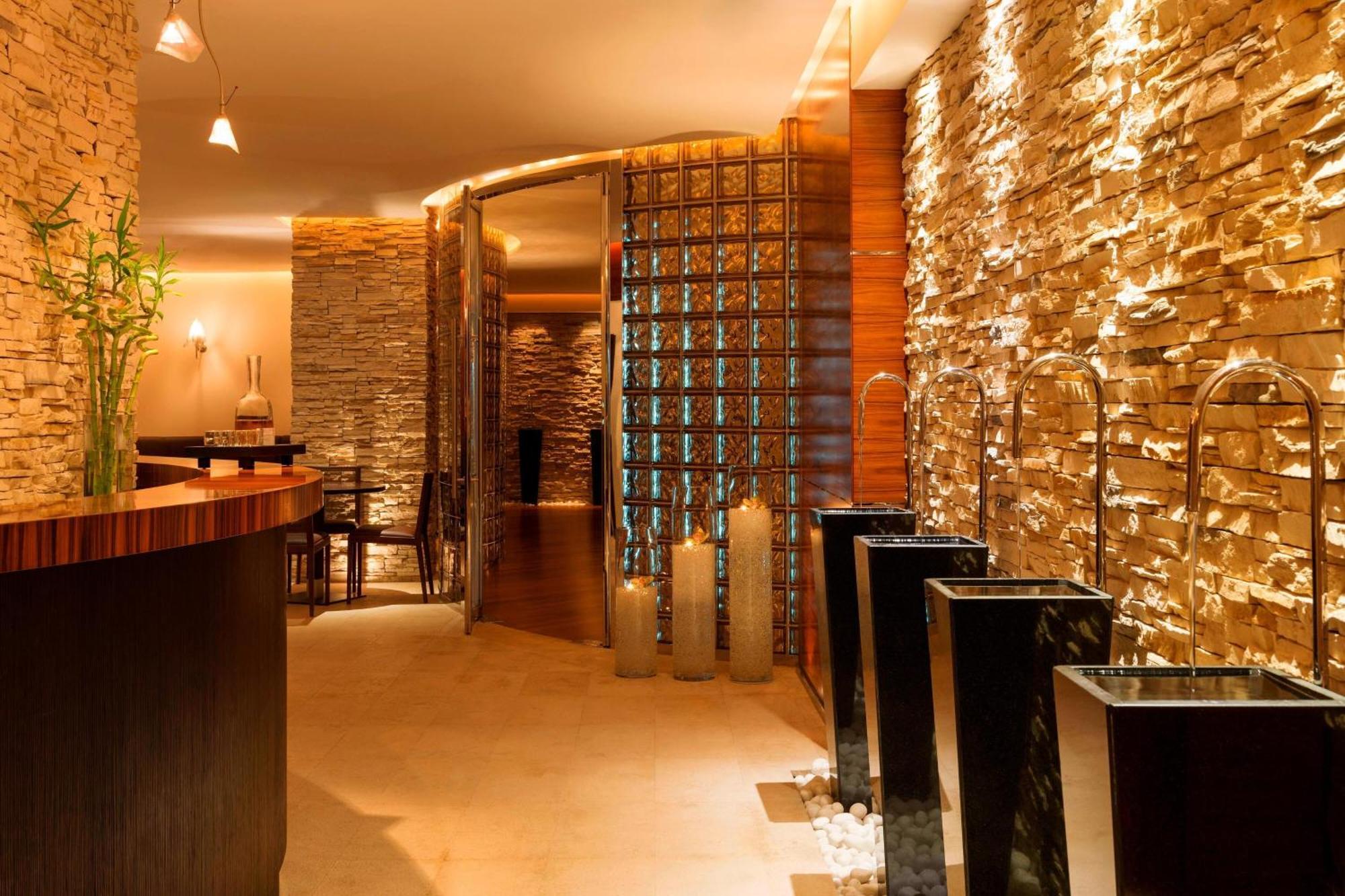 The Westin Dubai Mina Seyahi Beach Resort And Waterpark Exteriér fotografie The interior of the restaurant